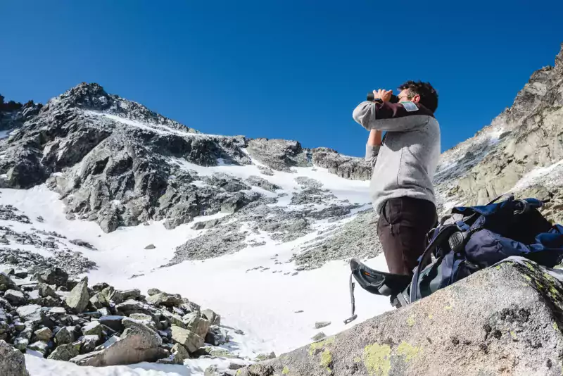 Suivi d'une combe à neige - L. CAZABET - Parc national des Pyrénées